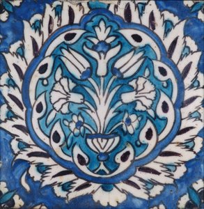 Piastrella quadrata con un vaso di fiori in un medaglione